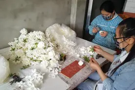 扎一朵仿真花挣九分钱！金堂农村妇女用双手编织财富之花图片