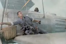 《铁血红安》里，刘铜锣在飞机上扔手榴弹，其实是有历史原型的图片