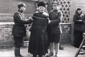 1943年，山东一老农用粪叉打倒一汉奸，首长得知后急了：快救活图片