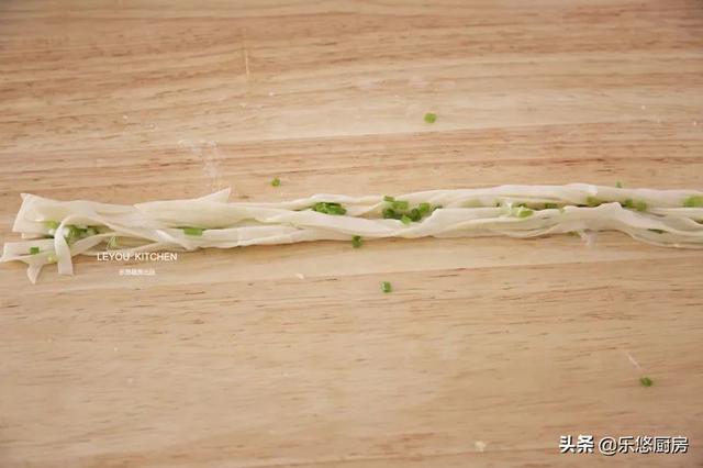 几个剩饺子皮，一把葱花，简单几步，烙一锅丝丝分明的饼