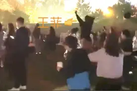 51岁王菲夜里蹦迪狂嗨，活力四射，艳压众人，气质状态似少女图片