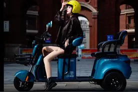 这2款电动三轮车主打城市休闲，一次性能带2个人，可以正规上牌图片