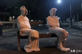 疫情下印尼村庄为防村民出门让志愿者扮鬼，结果适得其反图片