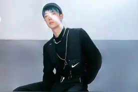 男生也戴发饰？！王一博蓝绿脏辫造型，又酷又飒，帅哭了图片