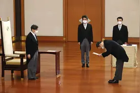 日本新首相觐见天皇，德仁遗憾无子嗣，获得勋章却不少图片