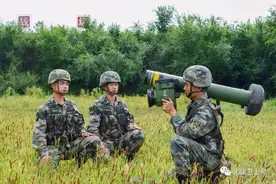 国产新型反坦克导弹亮相训练场，单兵操作，打了就跑图片