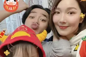 李亚男晒一家四口，俩女儿都遗传王祖蓝大鼻子？妹妹被赞更好看图片