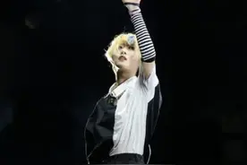 窦唯18岁小女儿演出近照曝光，染金发造型前卫个性十足图片