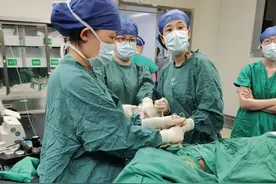 孕龄14周女子腹内藏15厘米包块，协和医生微创“排雷”保母子平安图片