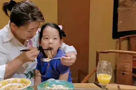 闫学晶抱着4岁女儿喂饭，被冯巩认成祖孙俩，当场秒变脸气氛尴尬图片