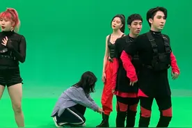 宋妍霏分手当天片场绿幕应景，网友发刘星表情包调侃张一山图片