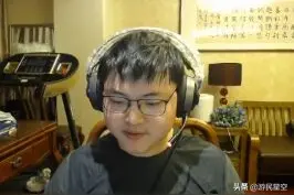 LOL：小狗直播与鲟将军双排，谈论443梗，小孩：Uzi你帮我洗一下图片