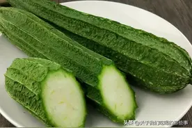 炒丝瓜时，先倒油是大错，厨师长教你2招，脆嫩爽口，翠绿不变黑图片