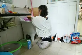 她6岁被车碾压双腿，母亲投井，父亲失踪，靠什么逆袭悲惨人生图片