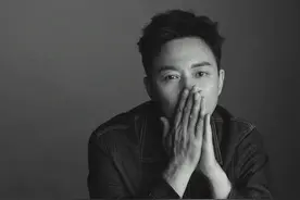 他是张嘉益的同班同学，年轻时因长相俊美无戏可拍，后被孔笙提携，45岁成叔圈顶流图片