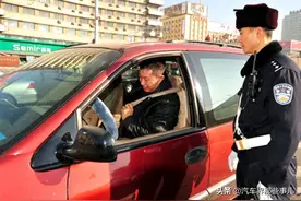 乘坐朋友汽车时，有4件“蠢事”不能做，否则就是绝交的开端！图片