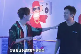邓超称鹿晗为"儿子",谁注意鹿晗下意识的反应?图片