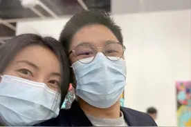 霍启刚郭晶晶逛画展大秀恩爱，腹部微凸疑怀第4胎，结婚8年生3子图片