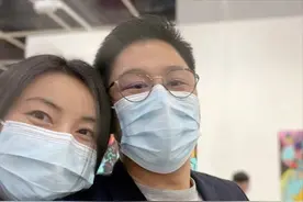 霍启刚郭晶晶逛画展大秀恩爱，腹部微凸疑怀第4胎，结婚8年生3子图片