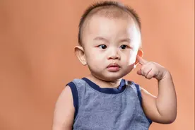 宝宝为啥频繁揪自己耳朵？可能是这些原因引起的，家长别大意图片