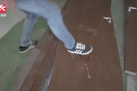 精装修房用“纸板门”，业主用脚竟能踹烂？ 开发商：符合标准视频封面