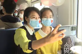 摘下口罩和“战友”再相见 5名江苏援湖北医疗队队员重返武汉图片