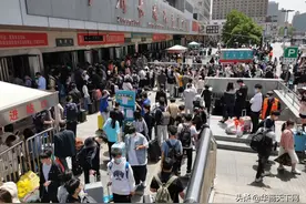 最堵“五一”不是闹着玩的，网友：比回家过年还难，买票靠运气图片