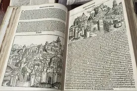 欧洲中世纪文字的力量 让文字紧贴身体，相信会带来好运抵御邪恶图片