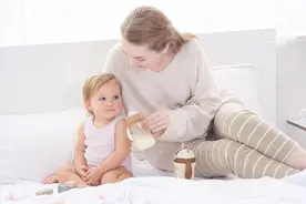 新手爸妈必看：教你怎么给新生儿穿衣服图片