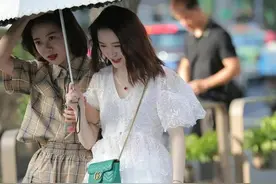 大街上第一次遇见肤白貌美的连衣裙美女，旁边的闺蜜都害羞了图片