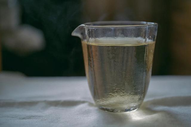 白茶茶汤里小气泡久久不散，说明茶汤有什么特质？