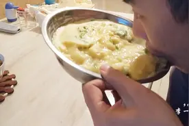 不挑食，我只服这小伙，两个泡菜，一盆玉米糊糊，吃出了肉的感觉视频封面