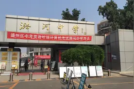 北京中考第二次英语听说机考上午开考，所有考生均体温检测图片