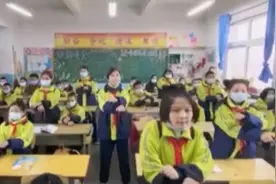 你会跳舞吗？看完新疆库车市小学生的扭脖子舞再回答图片