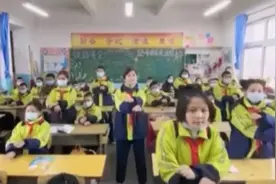 你会跳舞吗？看完新疆库车市小学生的扭脖子舞再回答图片
