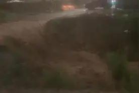 ​尼泊尔首都加德满都突降暴雨 郊外山区多处路段被冲毁图片