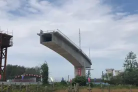 延时摄影记录安徽首次跨京沪线铁路桥成功转体图片