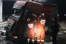 大货车冲入加油站 监控视频拍下撞击瞬间图片