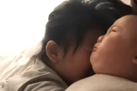“最卑微弟弟”沦为姐姐的玩具，这怕是全网“混得最惨”的二胎图片