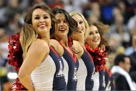 美国大学生篮球联赛球场上拉拉队的热舞图片