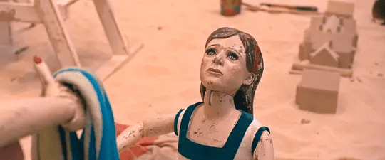 继《密室逃脱》大赚后，续集尺度又加大了，竟有两个不同的版本