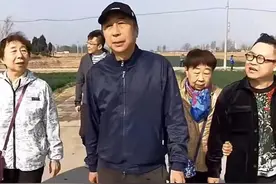 64岁冯巩和两位亲姐姐踏青，三人长相一样，网友：基因太强大了图片