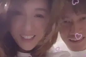 陈乔恩深夜秀恩爱，与艾伦穿情侣装微笑同框，抱宠物猫像一家三口图片