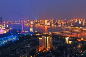 华中第一高楼首次“全屏”点亮，为英雄武汉打call图片