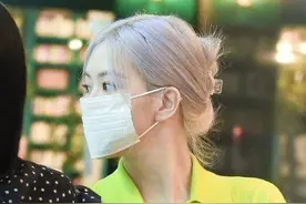 朴彩英上班私服超养眼！亮绿色上衣搭配百褶裙，真是时髦野玫瑰图片