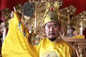 朱元璋当皇帝后去拜佛，问方丈：朕要下跪吗？方丈8个字巧妙应对图片