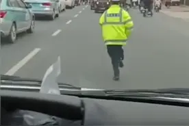 上班第4天，濮阳00后交警一路狂奔为生命开道 网友：为最美背影点赞图片