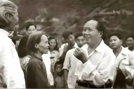 1959年，毛主席重回韶山，共和3000名乡亲握手，最后手竟然握肿了图片