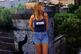 詹尼佛·安妮斯顿的90年代街拍，美得大方简洁，展现美式摩登范图片