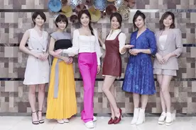 林心如新剧开机被抢风头！穿背带皮裙肤色暗黄显龄，脚上纹身特别图片